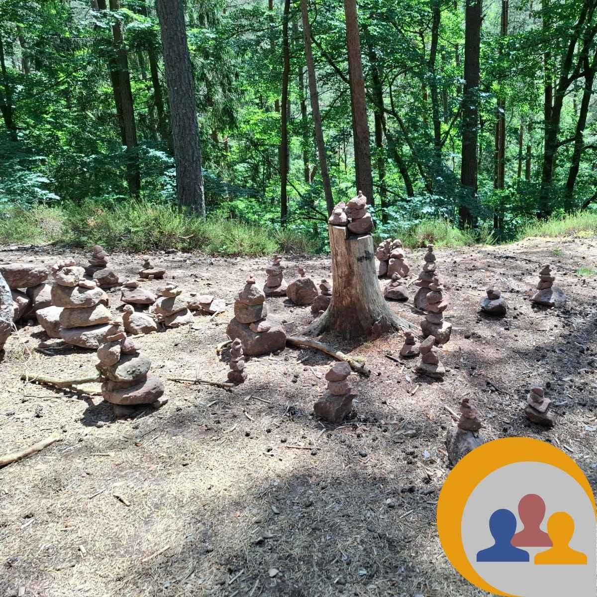 Das Bild zeigt ein Ensemble von Steinfiguren als Metapher für den Kontaktaufnahme (Bildquelle: eigenes Material).