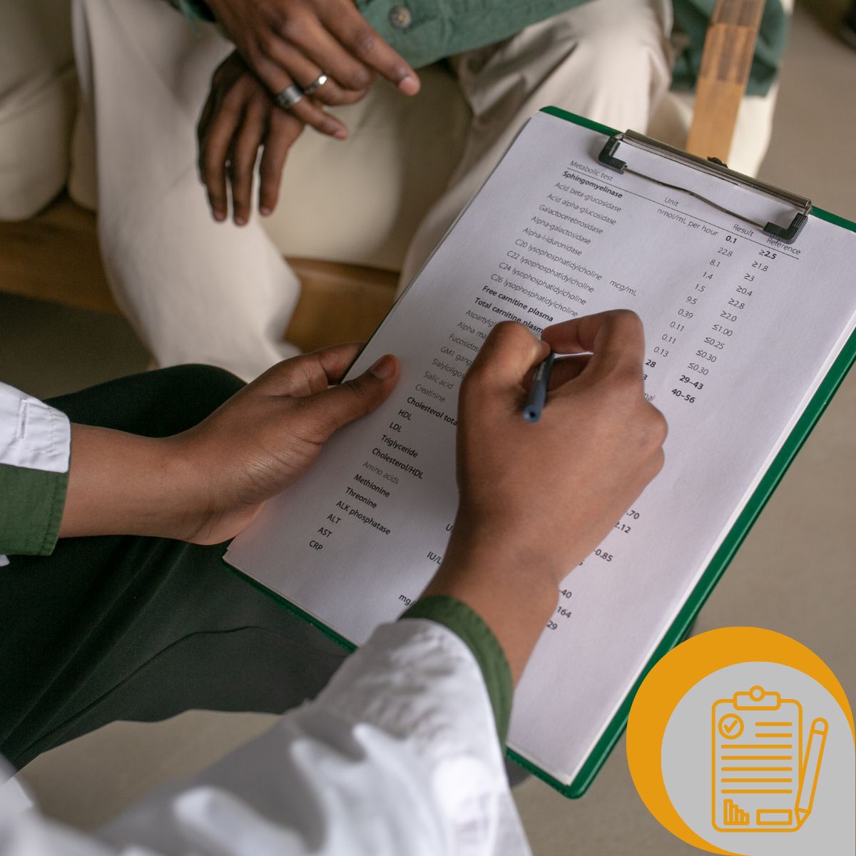 Das Bild zeigt die Begutachtung durch den Medizinischen Dienst (Bildquelle: Canva, bearbeitet).