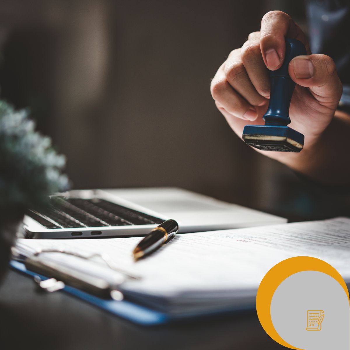 Das Bild zeigt eine notarielle Beglaubigung für einen Klienten (Bildquelle: Canva, bearbeitet).