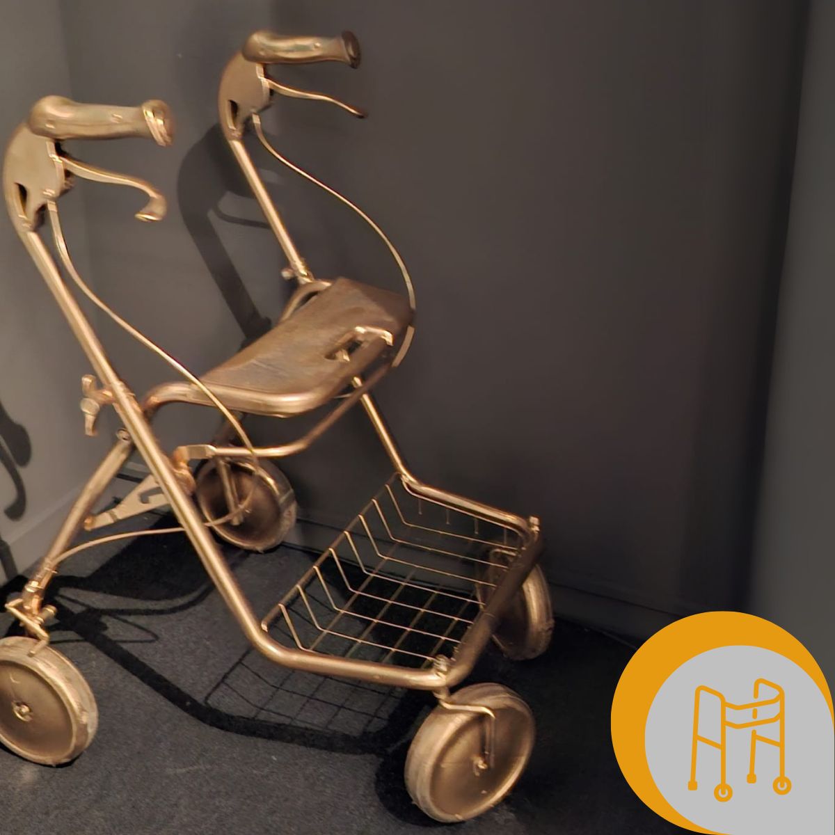 Das Bild zeigt einen goldenen Rollator – als Beispiel für die Beratung und Antragstellung geeigneter Pflegehilfsmittel (Bildquelle: eigenes Material).