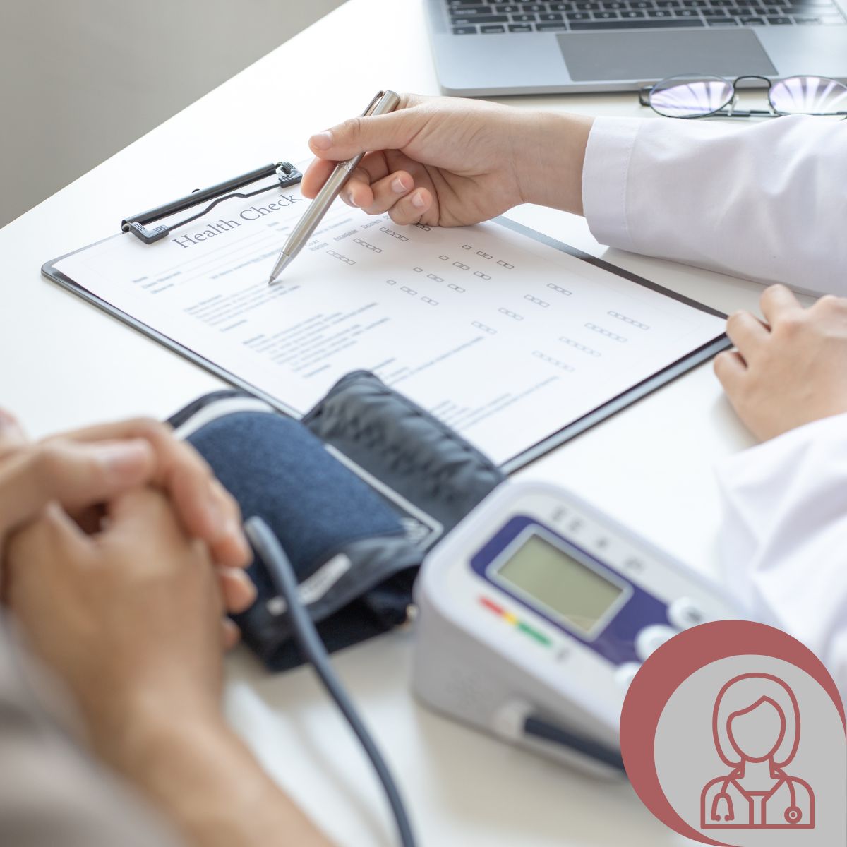 Das Bild zeigt eine Ärztin mit Blutdruckmessgerät in einer Praxis (Bildmaterial: Canva, bearbeitet).