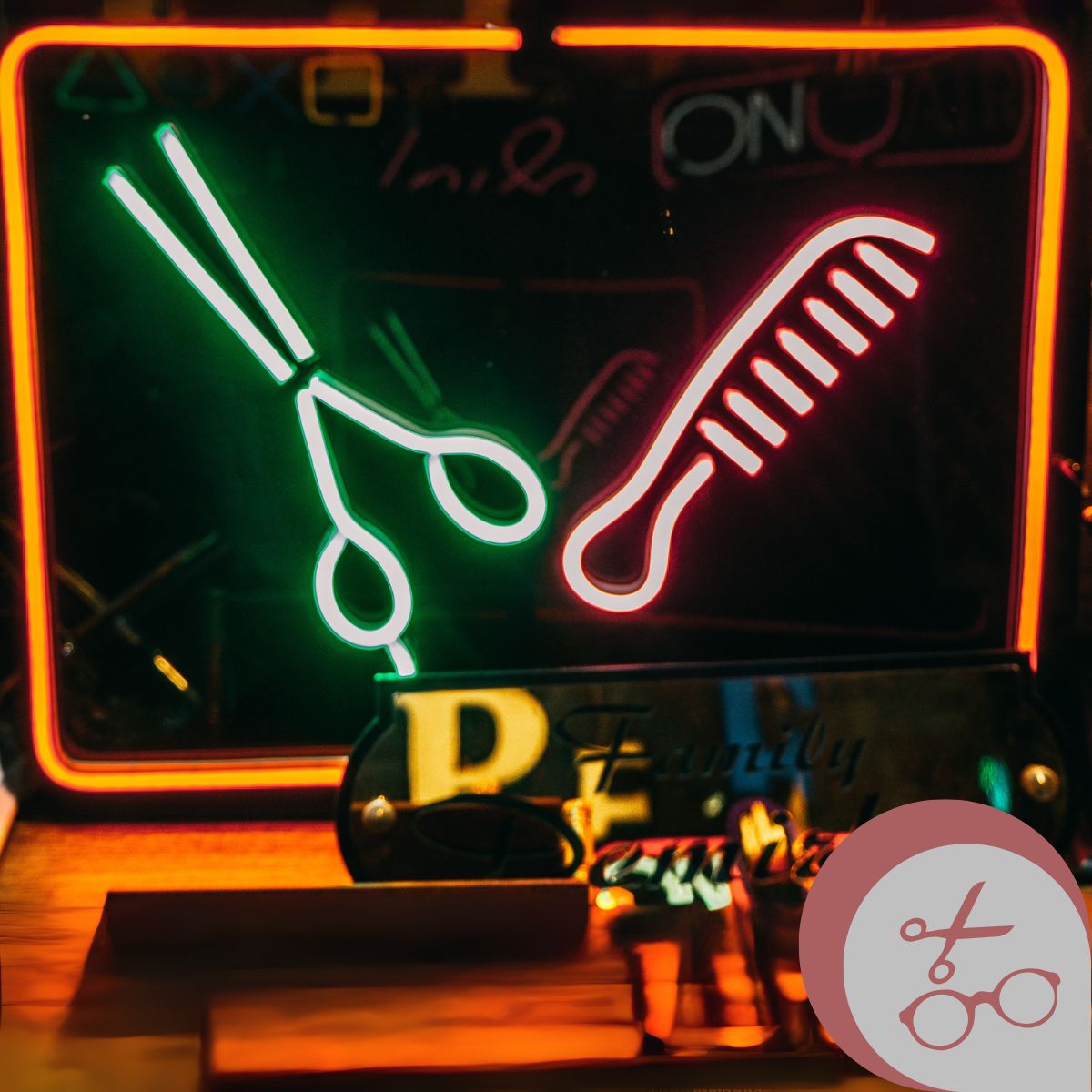 Das Bild zeigt Reklame in einem beleuchtetem Schaufenster mit den Symbolen Schere und Kamm als Bildmetapher für Alltagsbegleitung zu Frisör, Apotheke, Fußpflege, Optiker & Co (Bild: Canva, bearbeitet).