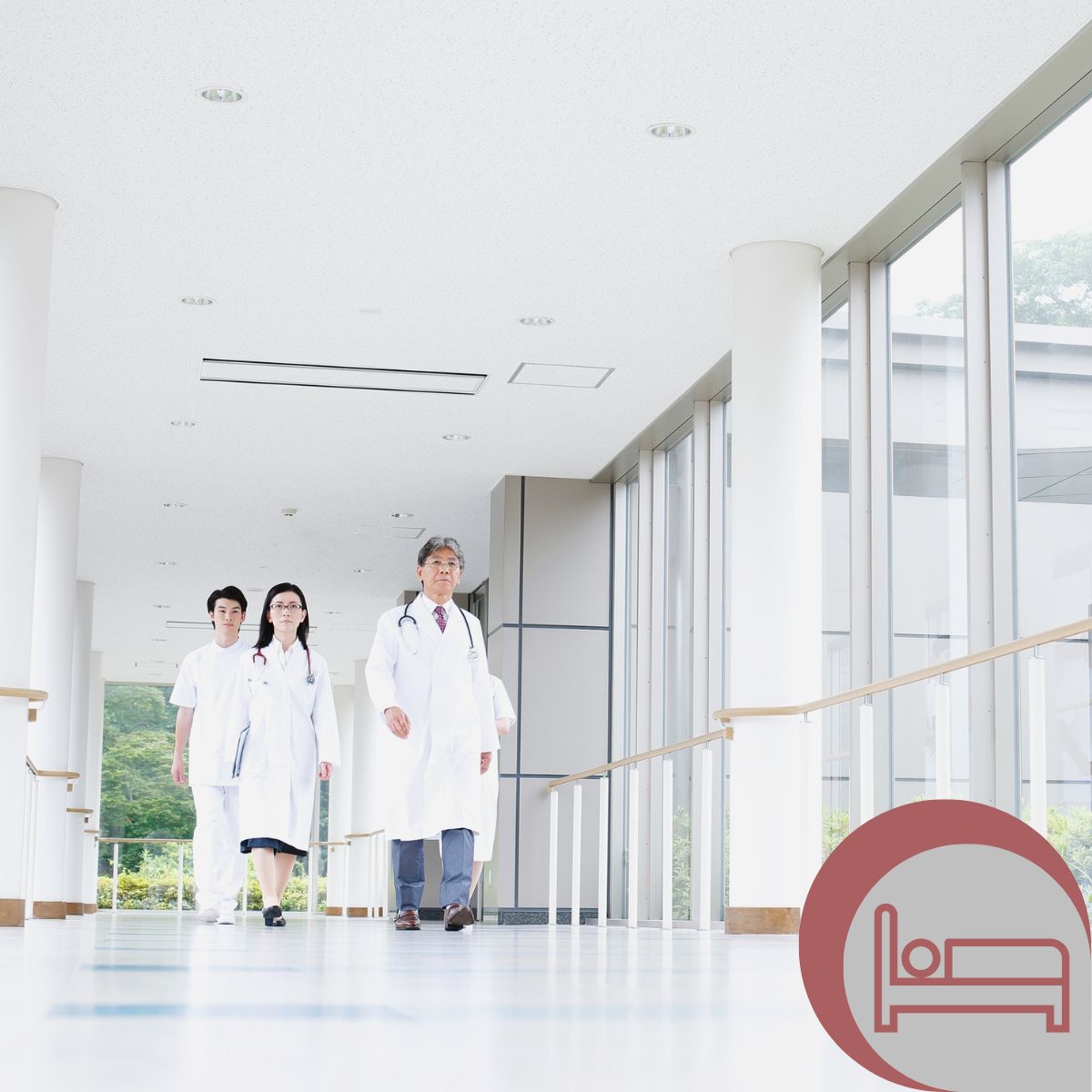 Das Bild zeigt drei Ärzt:innen im Flur eines Krankenhauses (Bildmaterial: Canva, bearbeitet).