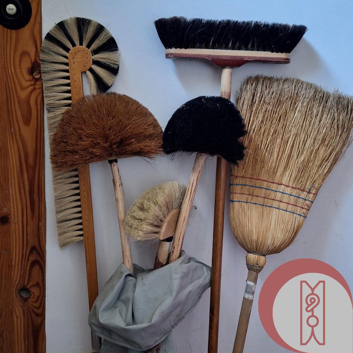 Das Bild zeigt eine Sammlung von historischen Besen als Bildmetapher für unterstützende Hauswirtschaft (Bildquelle: eigenes Material).