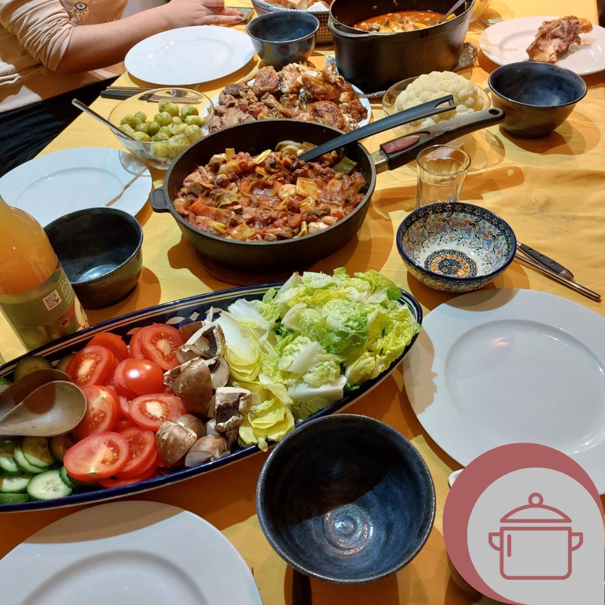 Das Bild zeigt einen reichlich gedeckten Tisch mit selbstgekochtem Essen (Bildquelle: eigenes Material).