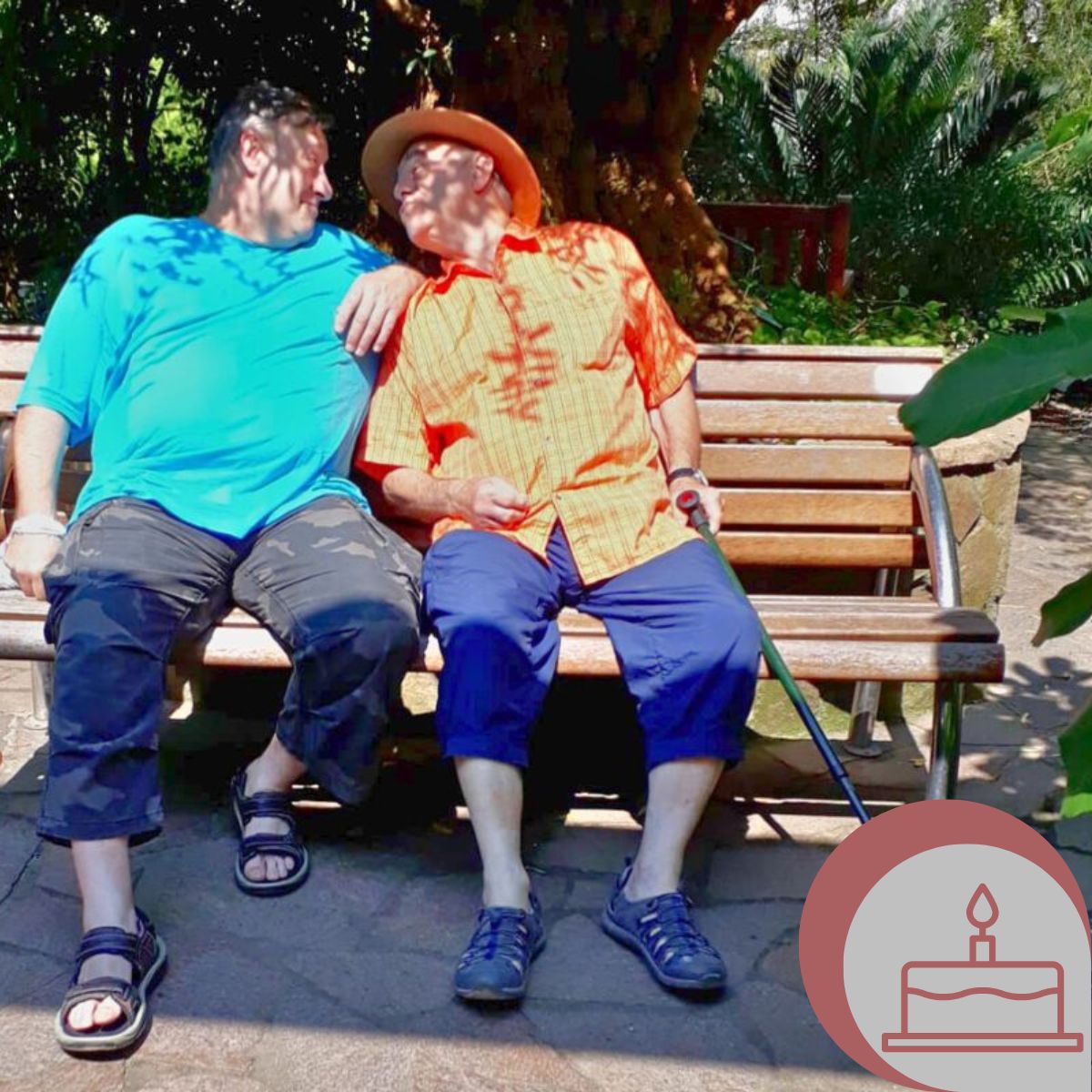 Das Bild zeigt zwei fröhliche Senioren auf einer Parkbank im Zoo, die soziale Kontakte pflegen (Bildquelle: eigenes Material).