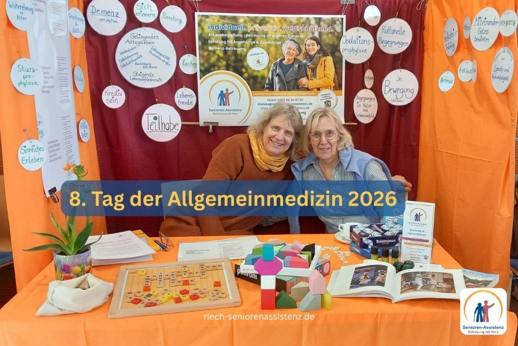 Das Bild zeigt Monika Riech und eine Kollegin an ihrem Stand beim 8. Tag der Allgemeinmedizin des ifam Institut für Allgemeinmedizin am Universitätsklinikum Essen (Photocredit: ifam).